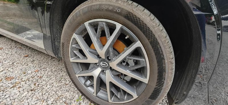 广汽传祺传祺GS8 刹车碟锈蚀，4轮皆是，一个月的新车，这是正常的吗？