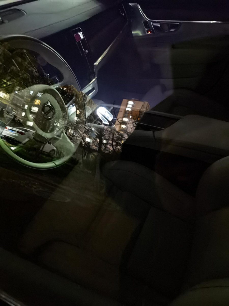 沃尔沃S90 锁车以后水晶档把为什么还亮着