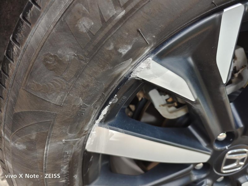 本田皓影 这种轮毂刮伤对轮胎有影响吗？
