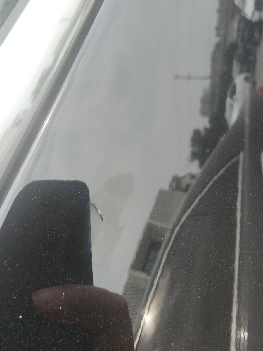 广汽传祺传祺GS8 开了10来天，今天突然发现右前门玻璃靠下面一点的位置，漆面鼓了，周六洗车时还没有，不像是磕碰的。车友
