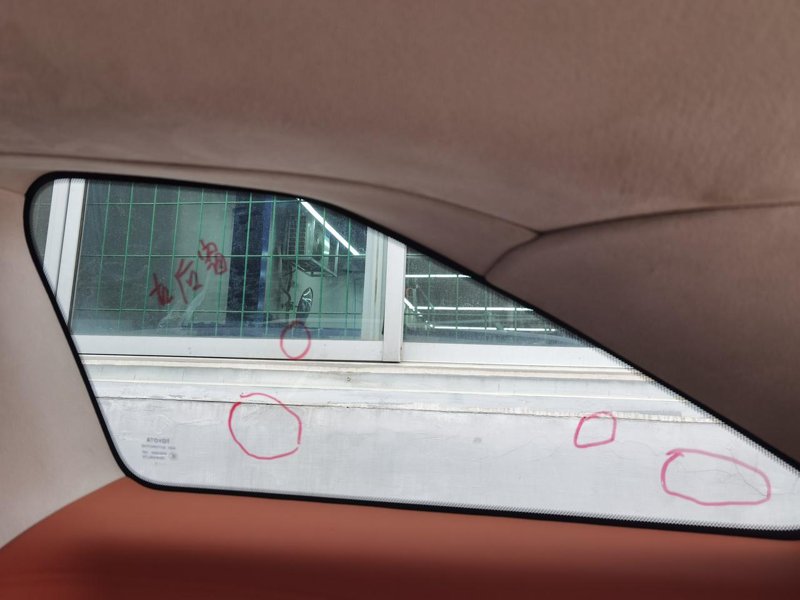 丰田赛那 今年4月提的车，去贴膜时发现车内前挡风玻璃及车门玻璃有米粒大小麻子点，哪位知道是怎么回事？谢谢！