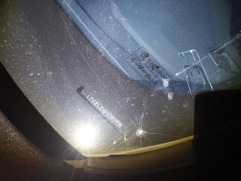 沃尔沃XC60 挡风玻璃被石头弹了，是去4S店还是去私人车行好一点