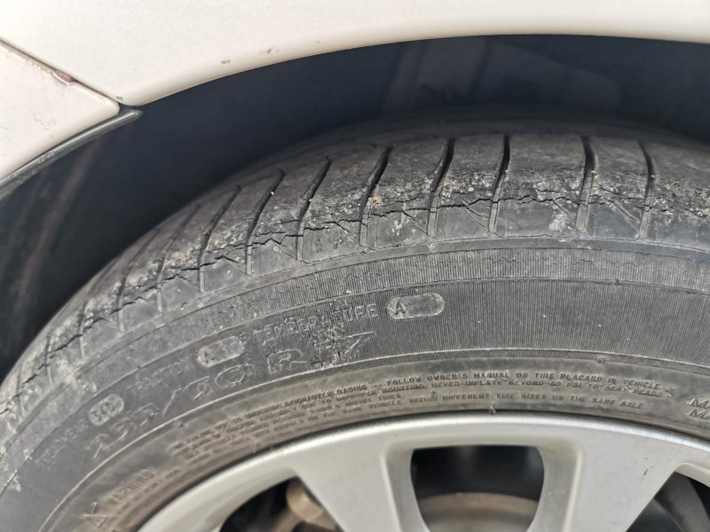 吉利星越L 五年多，3万公里，四条米其林轮胎周边都裂了，，这种情况需要换轮胎吗？