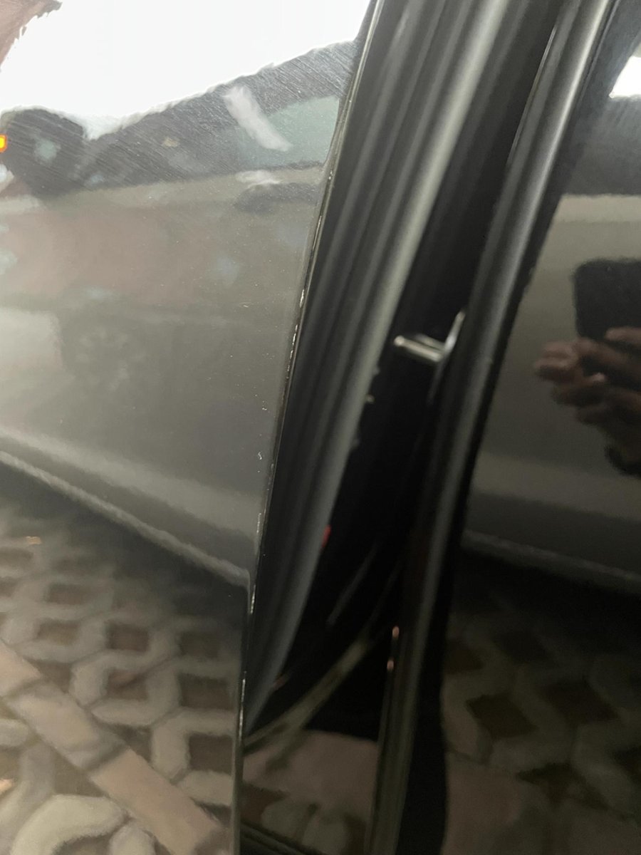 沃尔沃S90 沃尔沃的车漆很薄很脆么，为啥我左、右后门上各有一处四分之一小拇指指甲盖大小的掉漆点，没有凹陷，也不像别人开