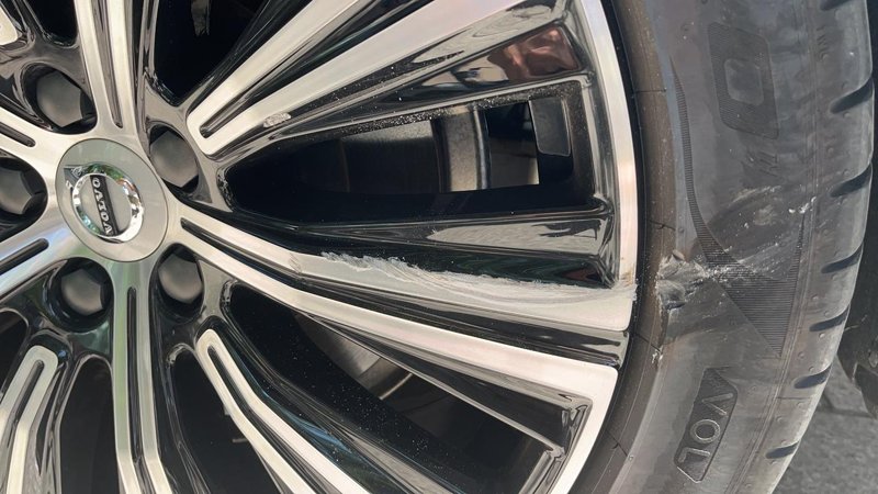沃尔沃S90 轮胎和轮毂擦到了要换胎，车是2023款的s90智远，4s店说原款轮胎已经停产了，要换只能换其他的