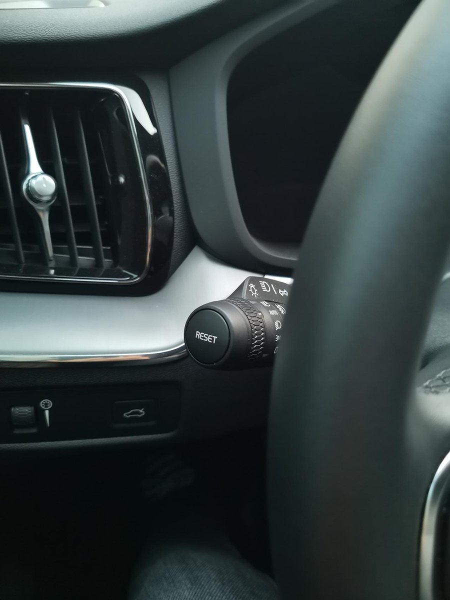 沃尔沃XC60 RESET是什么意思？ 提车将近半年，刚刚发现，方向盘左侧转向灯杆头上这个标注着“RESET”的
