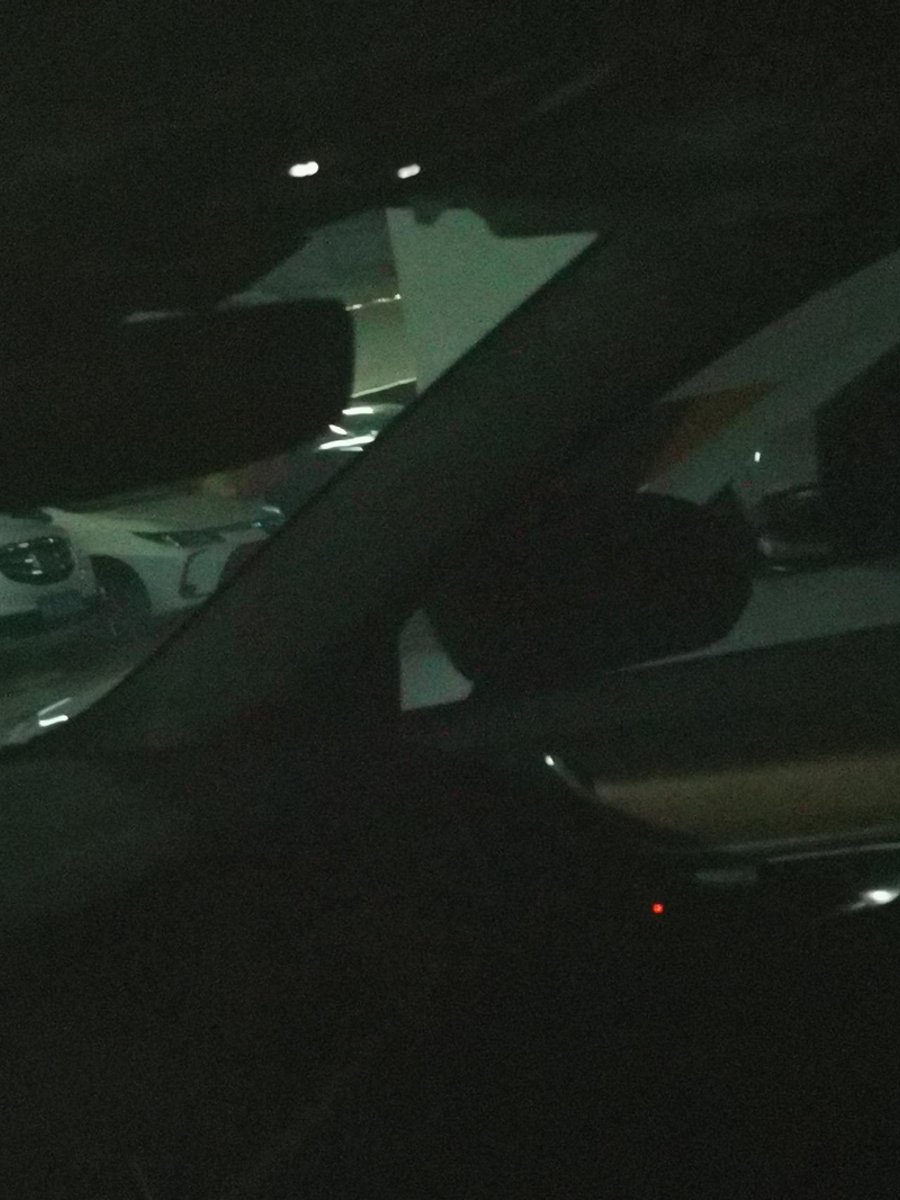 沃尔沃S90 汽车关闭后，中控上方的2个灯有余光一直亮着，是正常的吗？