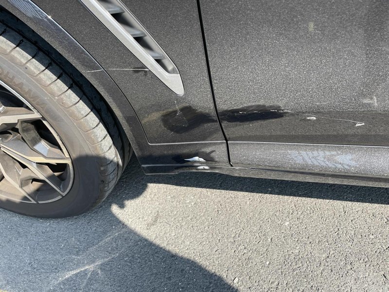 宝马X3 停车时刮蹭到前门下方了，需要怎么修复？还没出过险