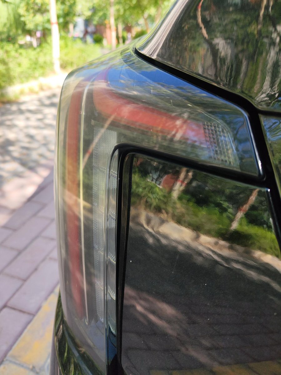凯迪拉克CT5 车友们，刚提车不到一周，发现左后尾灯像被磨砂过一样，灰蒙蒙的。右尾灯是正常的。这到底是咋回事？