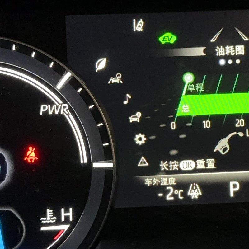 丰田汉兰达 23款2.5混动四驱尊贵，之前起步低速，松油门怠速，左上角EV小绿标亮起，油耗也低，最近几天开车EV小标不亮