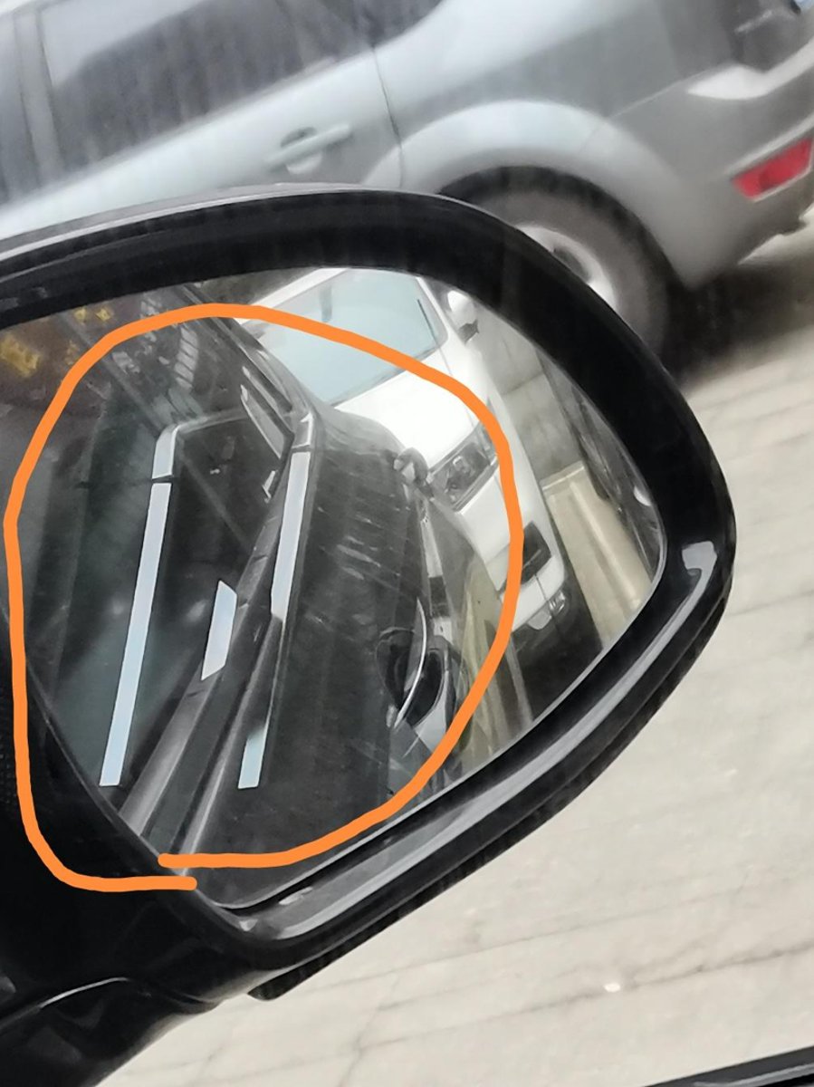 宝马X3 后视镜老是显示车内空调格怎么解决，谢谢。