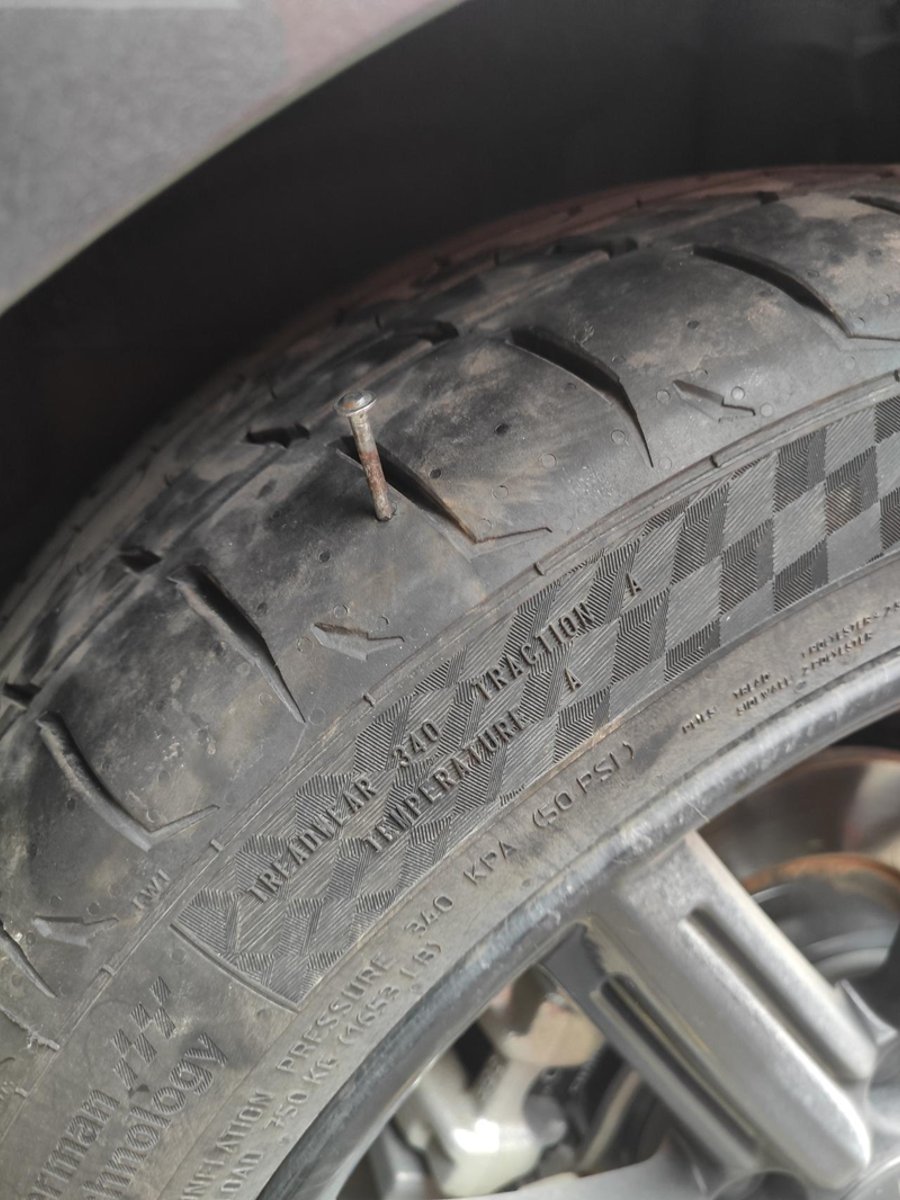 长安UNI-V 这么长的钉子，用不用考虑换轮胎，MD车才买了一个多月[捂脸]
