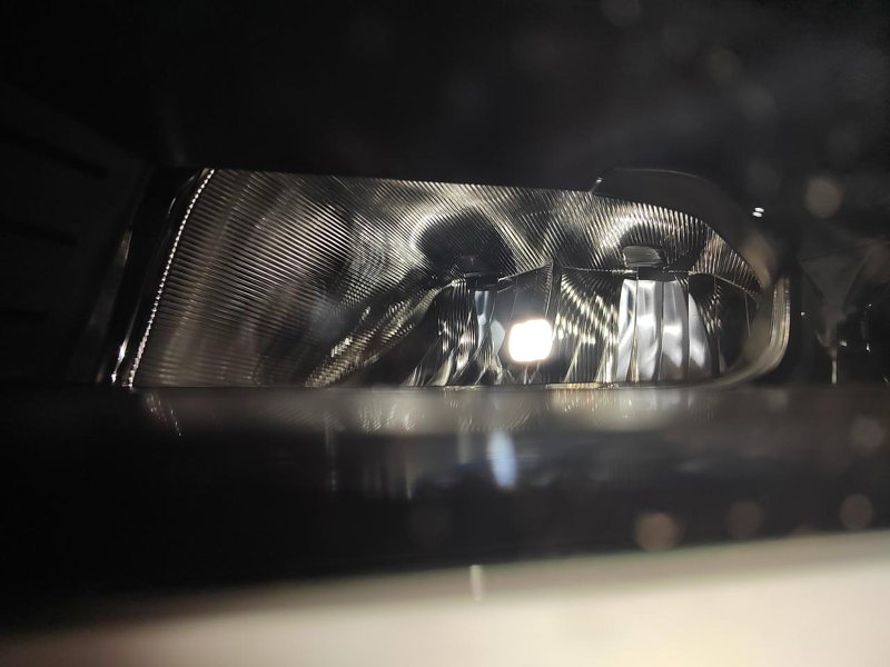 四代帝豪原厂led远光灯有没有换过的，这远光灯和传统的不一样，不知道什么型号的，两个灯孔在上面全靠反光碗直射，有没有