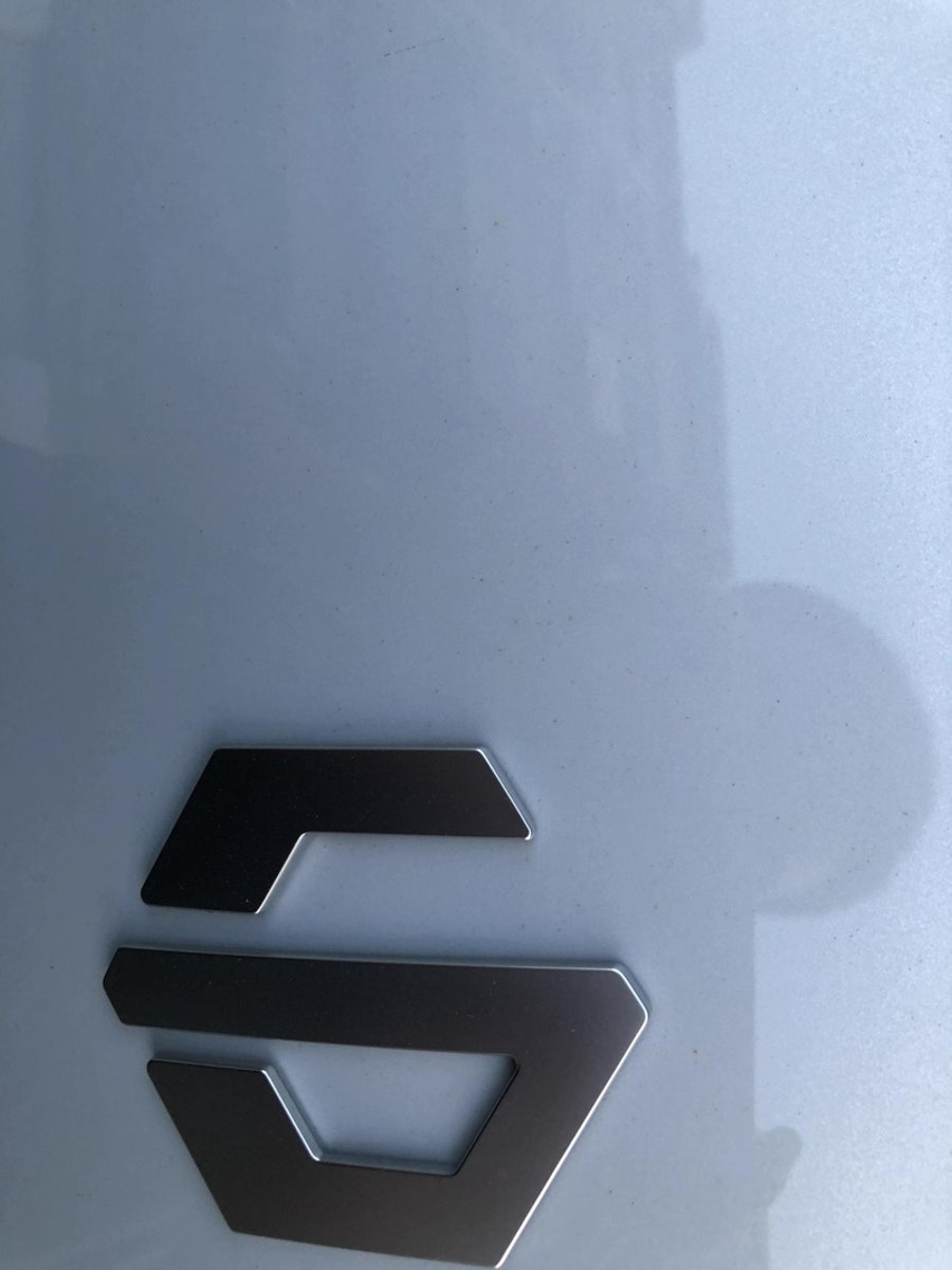 零跑零跑C11 6月下旬提的C11增程星河银，现在看上去车漆上有许多铁锈色的小点，但是用手擦不掉，所以像是在车漆里面一样