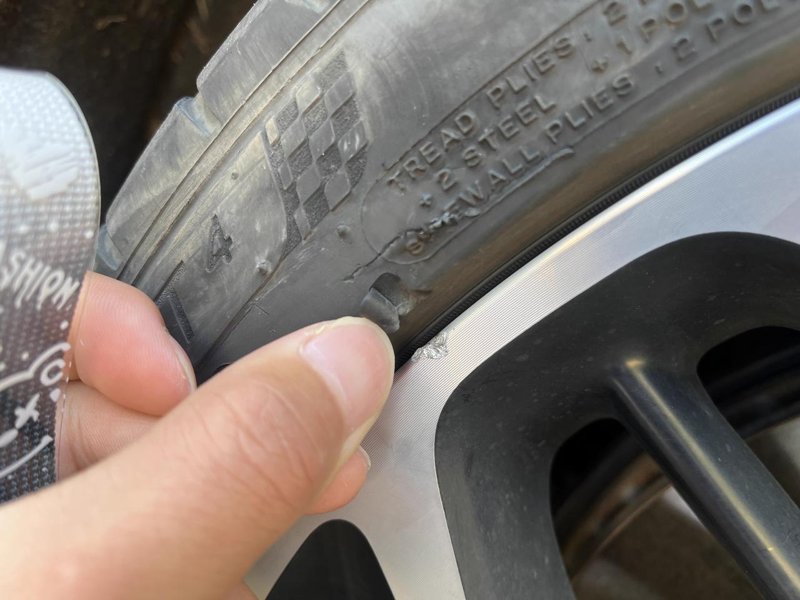 福特福克斯 拐弯蹭路牙了，轮胎和轮毂都蹭伤了，这个影响开车吗