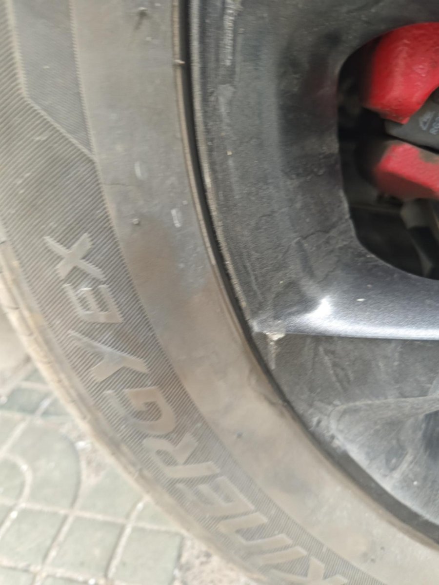 别克威朗 补个胎把轮毂弄成这样，回来才发现，这种能修复吗？大概要多少钱