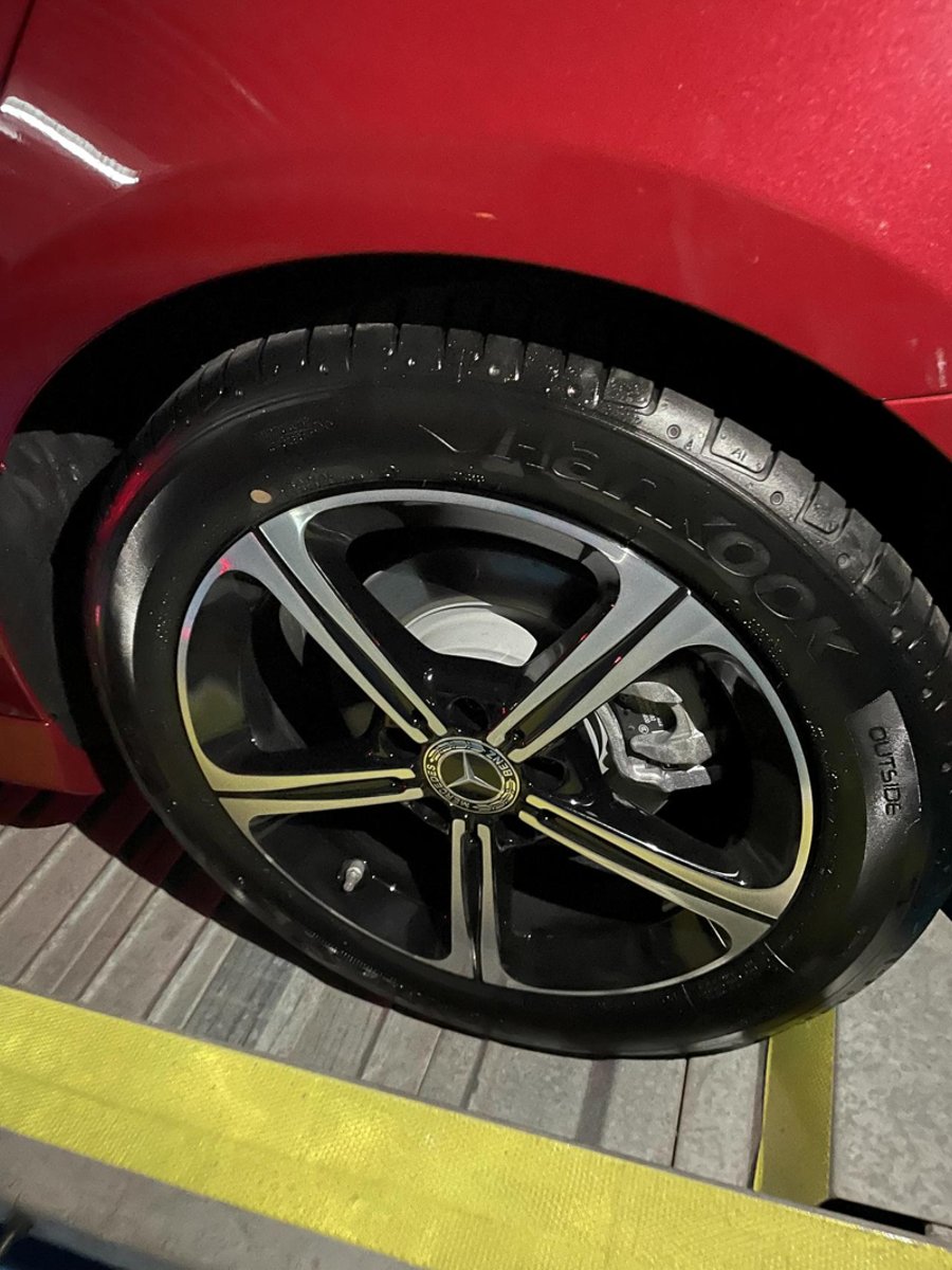 奔驰A级 刚提两天的新车，发现轮胎很多油，是正常吗？还是漏油？