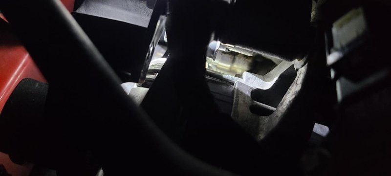 福特福克斯 19款国五的st line去保养的时候发现漏油，不晓得是正时边盖漏的还是缸盖漏的[捂脸]有没有同位置漏油的车