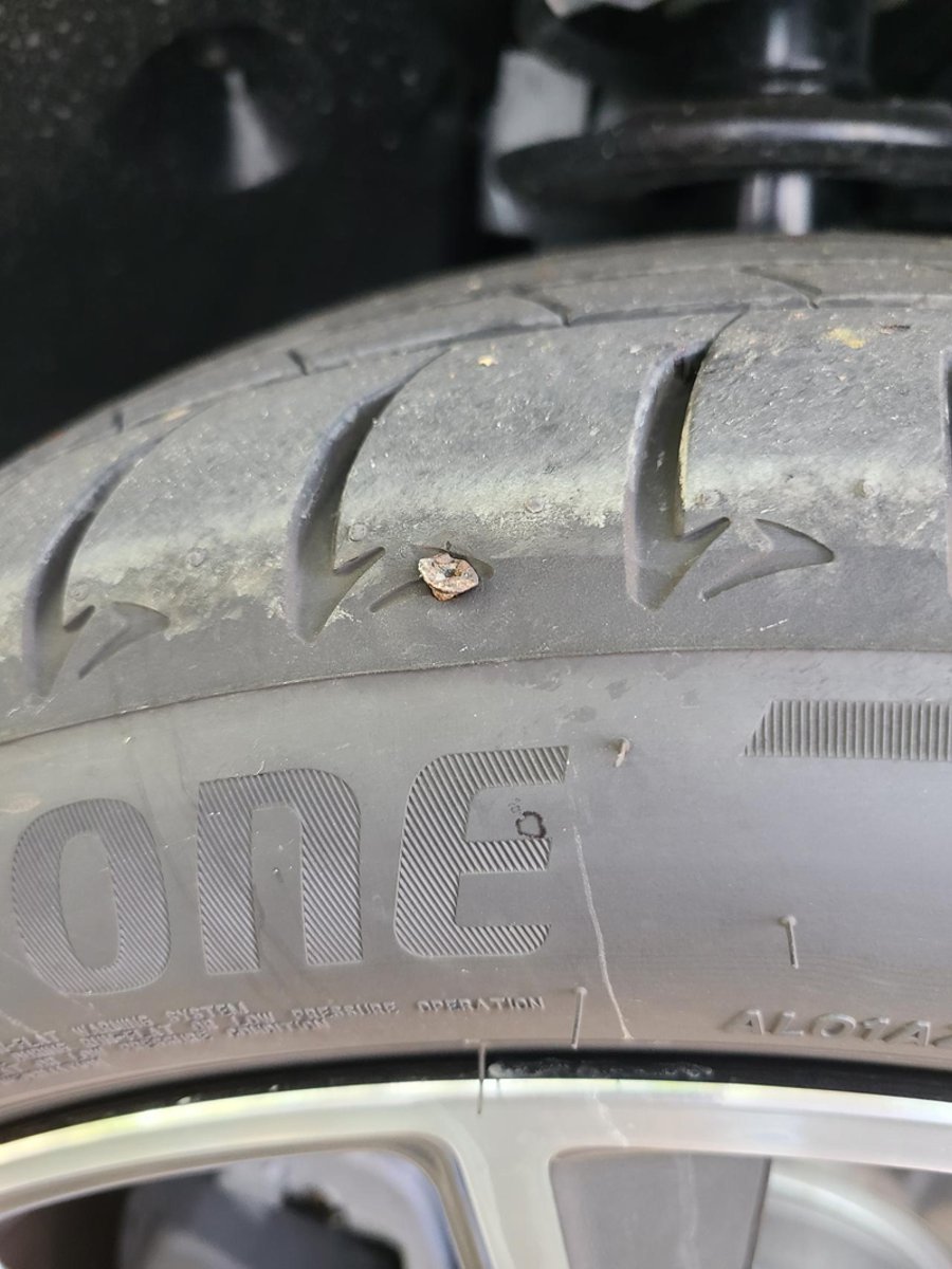 宝马X3 提车一个月，轮胎被扎了，修车店说是不好补，让换胎，看看还有救吗