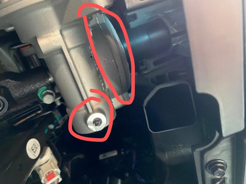 别克威朗 红色小圈圈那里能明显看见油液，转向助力漏油怎么解决，二月底提的车 还在质保期么？