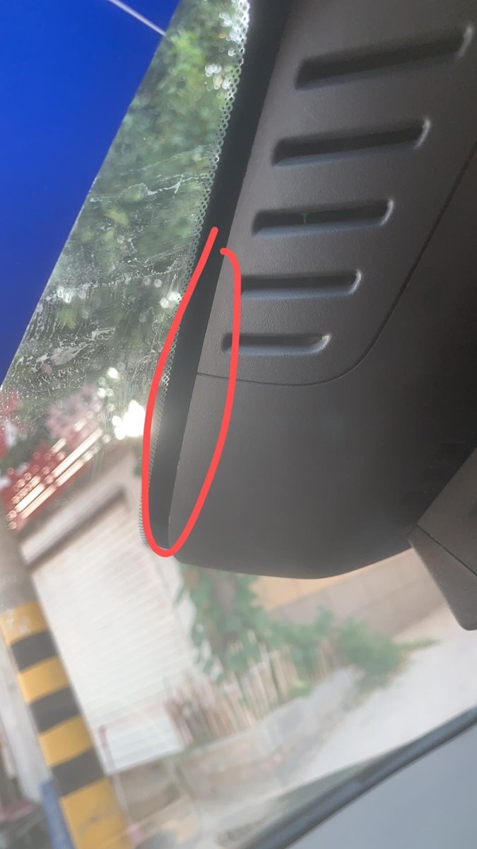 沃尔沃S90 内置后视镜后面壳是贴在挡风玻璃上的吗