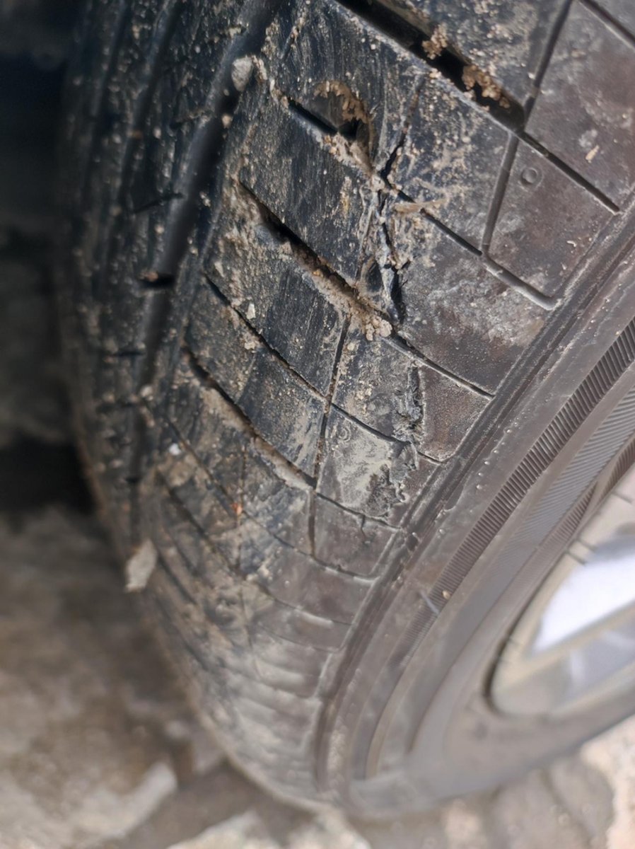 别克威朗 轮胎胎面被磕了掉了一块，有影响吗