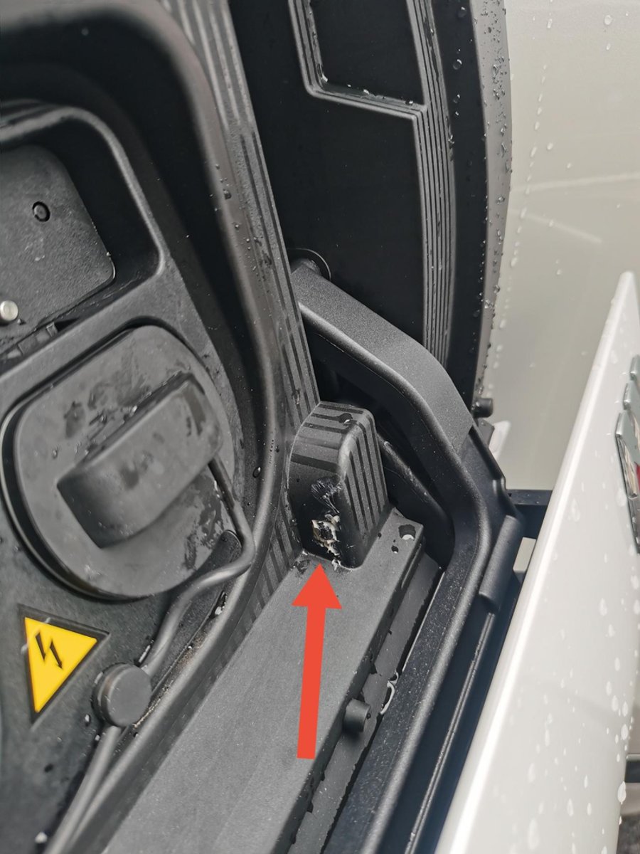 别克E5 刚提车两天，今天在充电口的位置发现像机油一样的东西（红色箭头所指），正常吗？