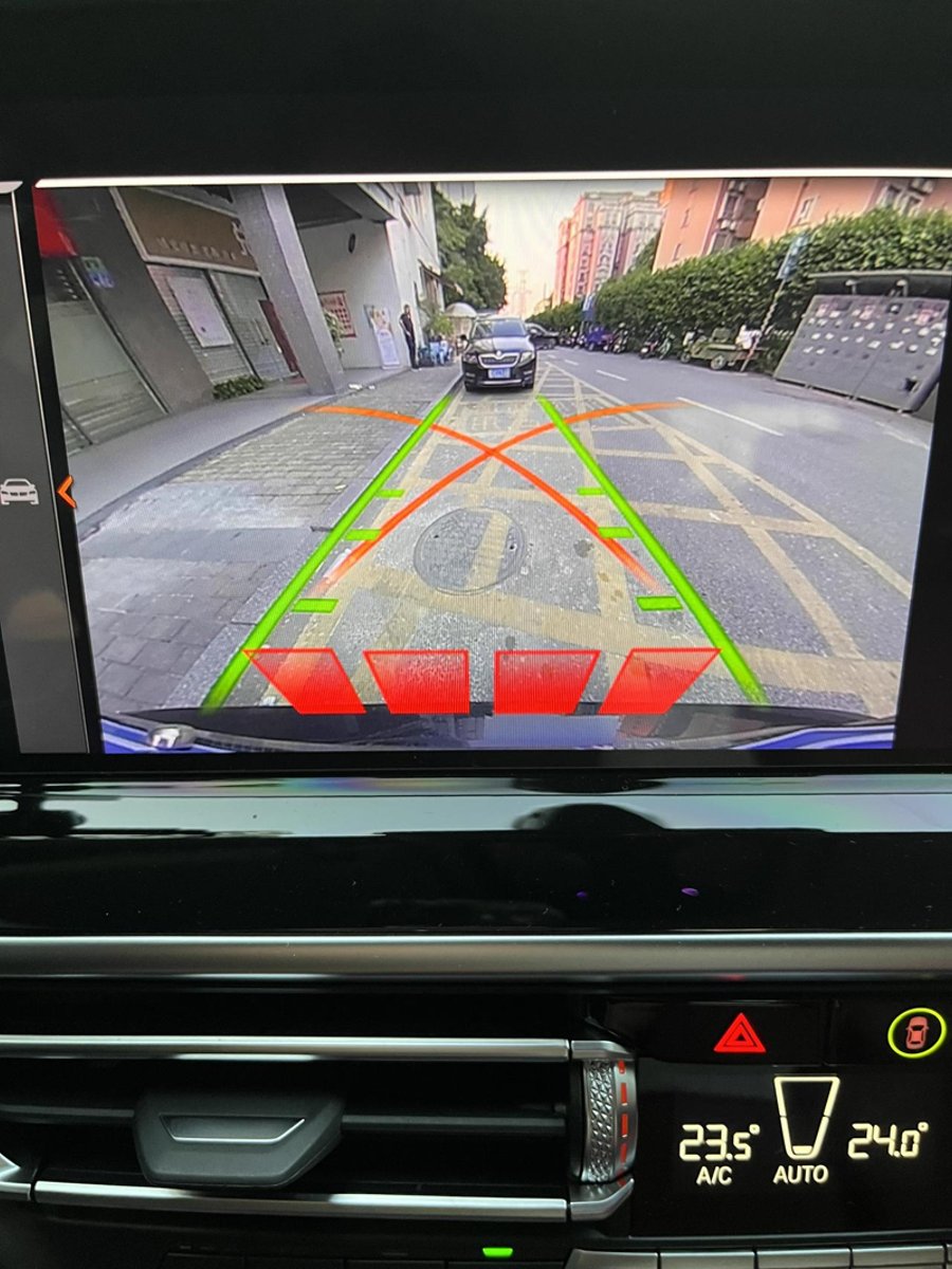 宝马X3 倒车影像后面什么都没有怎么会四个红块，不是应该障碍物很近了才这样吗