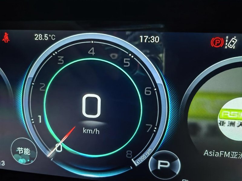 广汽传祺传祺GS8 仪表盘显示室外温度80°，通电不着车情况下会降到30°左右。但是实际上这边最近的室外温度均在零°