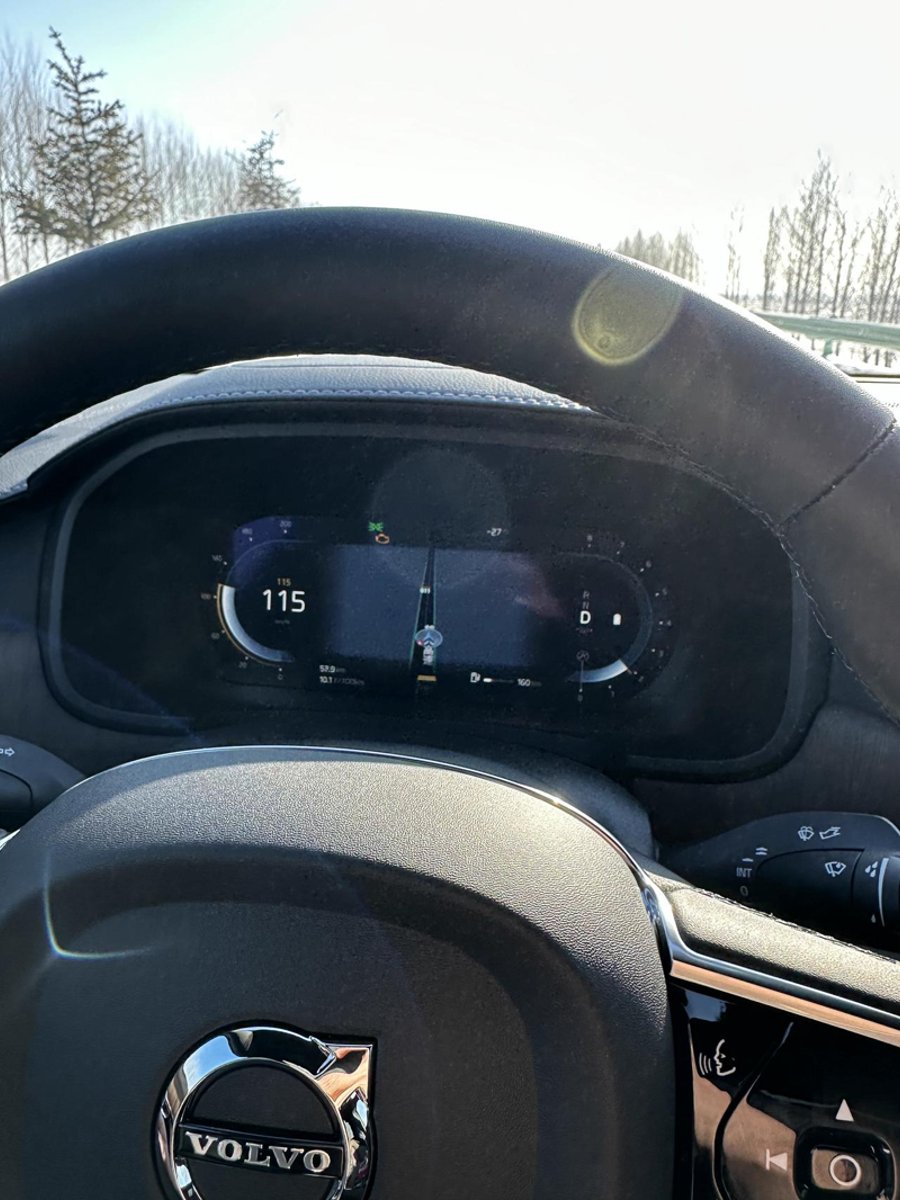 沃尔沃S90 黑龙江车友拉我一下谢谢大家。 车一直在车位里停着没动冻着。今天上高速跑了半个小时 发动机故障灯亮了。有同样
