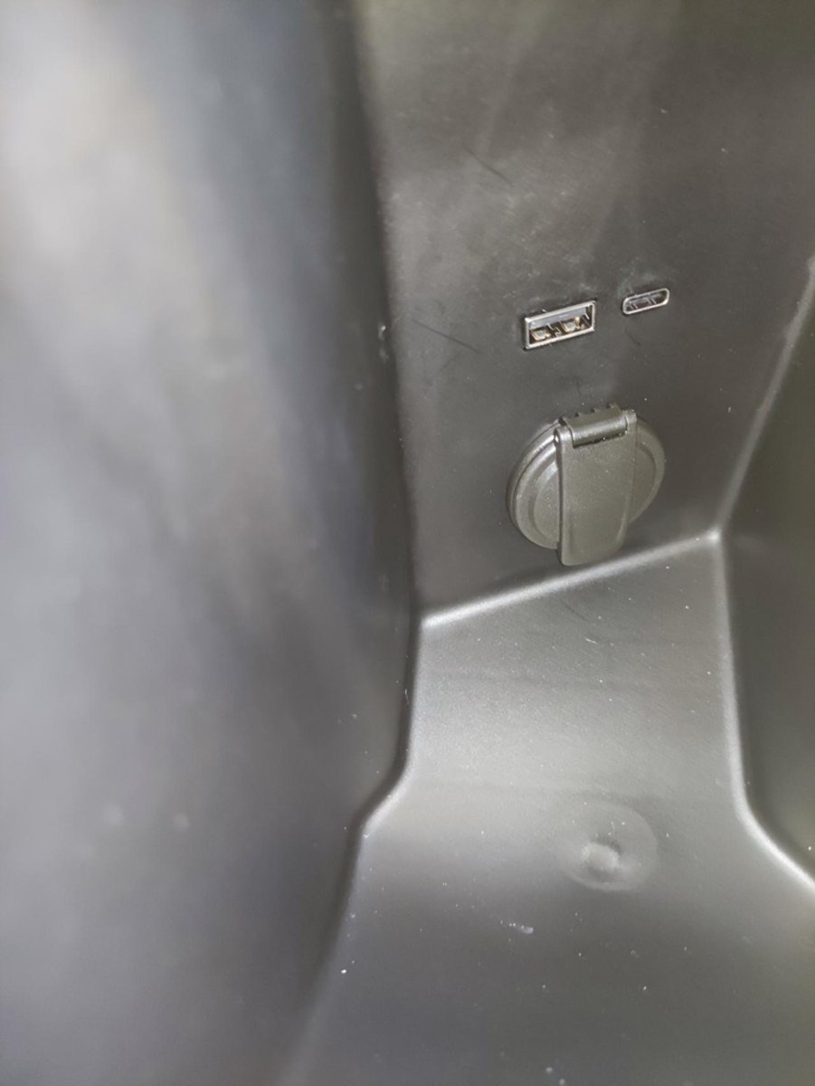 别克威朗 23乐享，扶手箱里面的充电口哪个是快充，为什么插usb的那个充电还没掉电快[流泪]