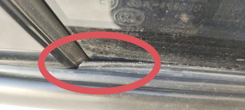 福特福克斯 这个胶条需要更换吗[what]清理积雪的时候发现驾驶位车门外压条末端不贴合，不知道要不要换
