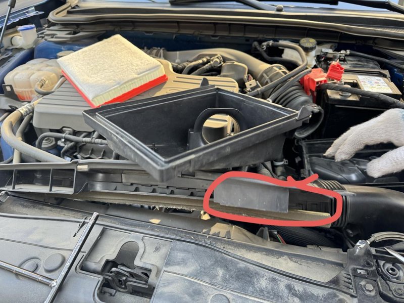 福特蒙迪欧 车友们 今天换电瓶 需要拆空滤 安装师傅手法不行 把车头进气管道的密封条那里弄坏了。 不处理会有大问题吗？ 