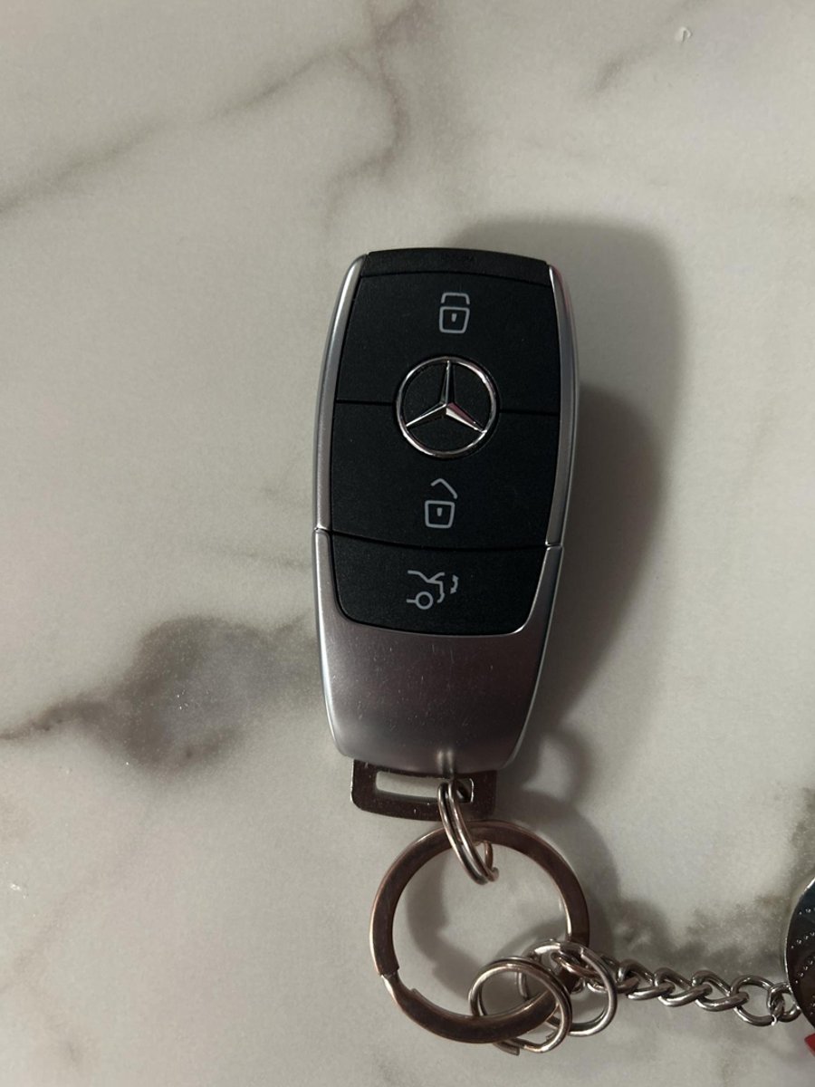 奔驰GLC 2022款GLC300的车钥匙丢了一把，配一把需要多少钱？