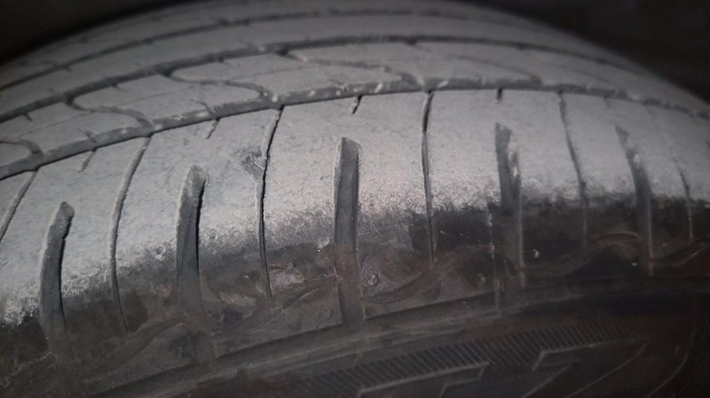 雪佛兰科鲁泽 今天发现轮胎有个伤口，不知道影不影响驾驶呢？