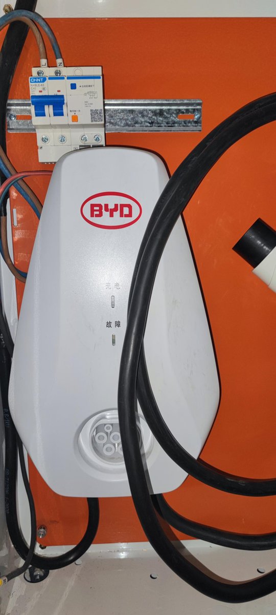 比亚迪汉EV 充电桩已经装了两年多了，最近出现一个问题。就是每次充满电后充电桩自带的漏保会跳闸。如图，就是在紧急按钮的下