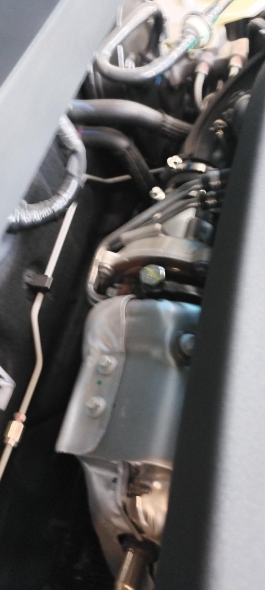 长安欧尚X7 PLUS 看看你们长安欧尚X7PLUS涡轮增压器有没有生锈打开前盖这个位置就看到了？