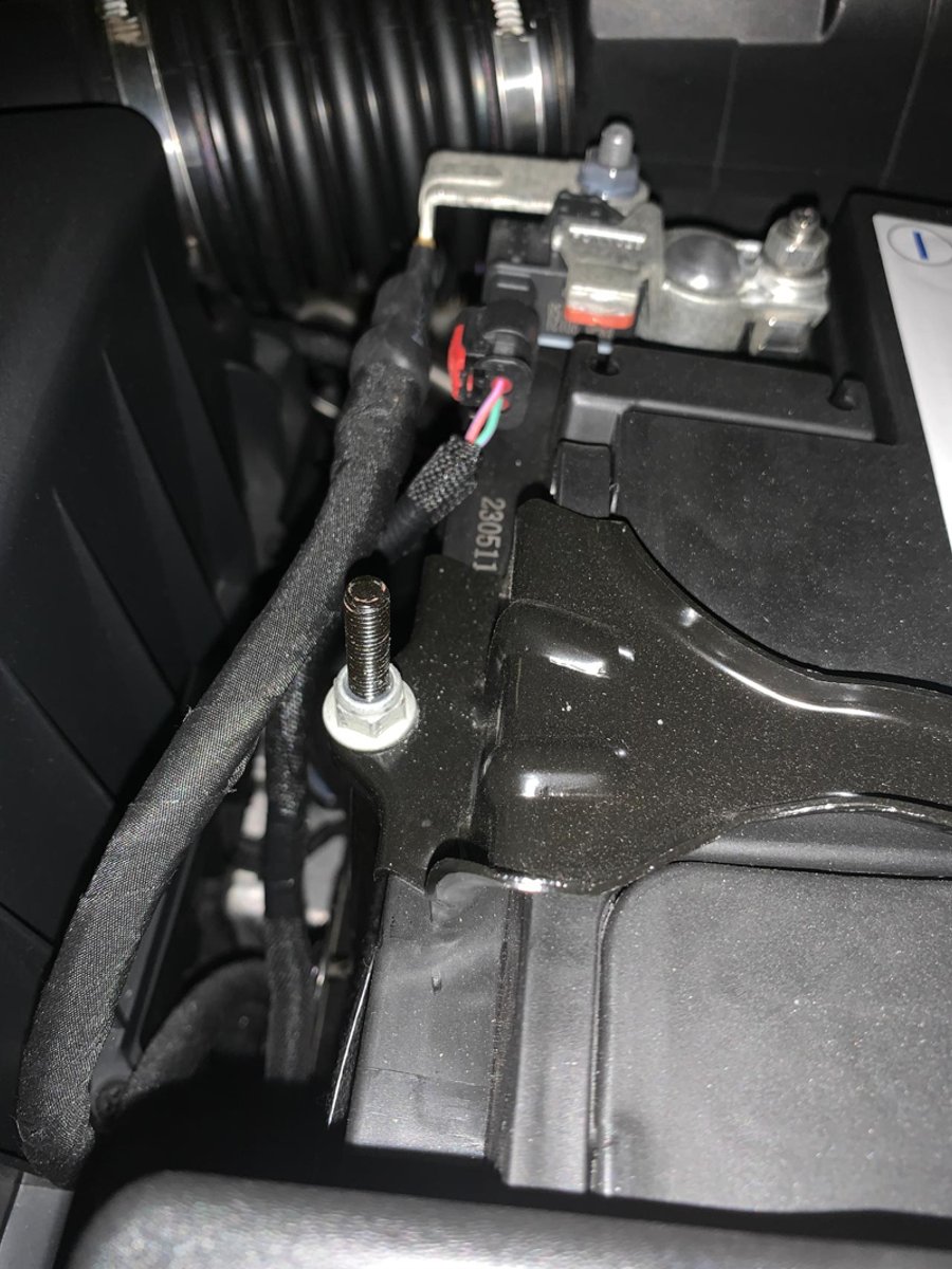 别克威朗 新车刚提，发现发动机舱电瓶处三个螺丝有拧过的痕迹，你们也这样吗？