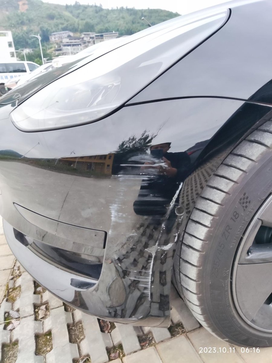 特斯拉Model 3 model3倒车出库时不小心左前轮前档剐蹭的柱子，被磨得惨不忍睹。:能否不喷漆的前提下如何补救