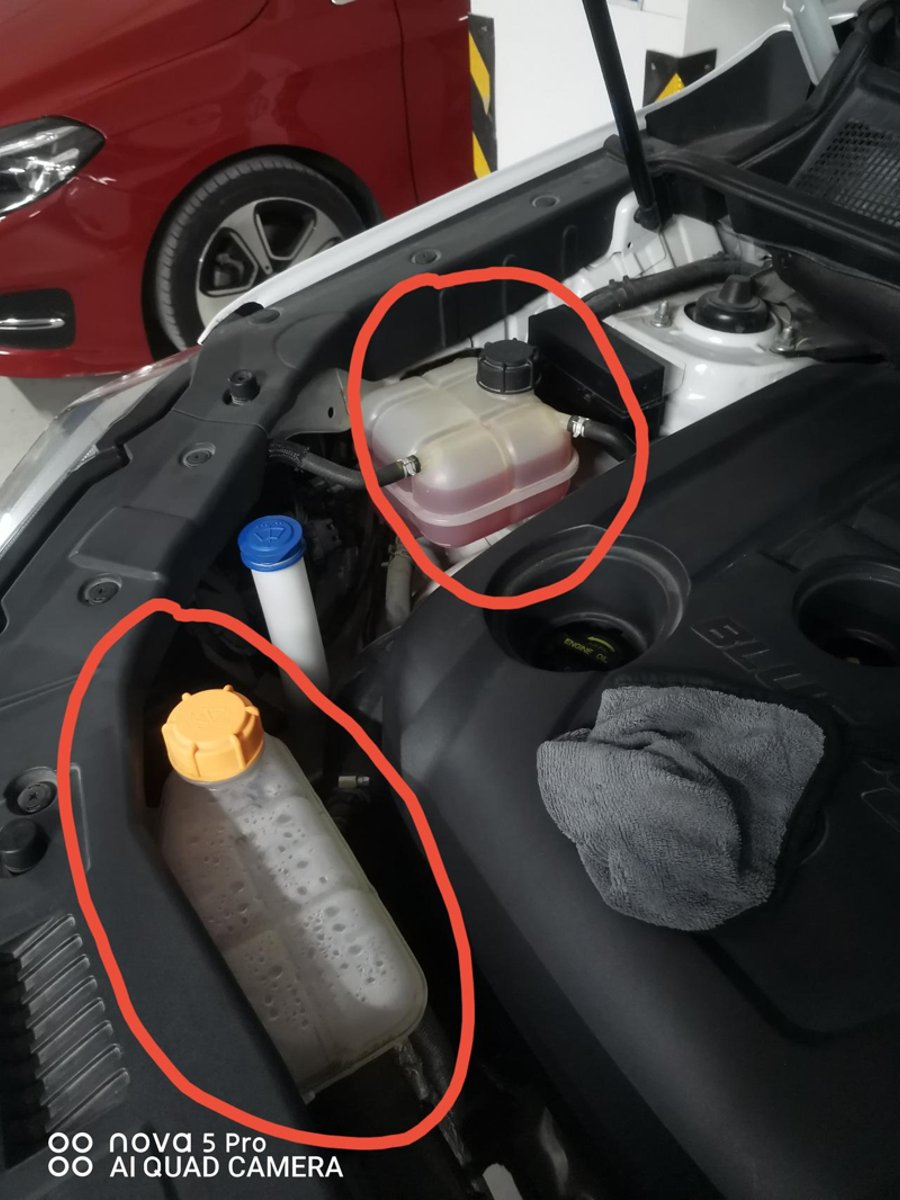 长安CS75 这两个哪个是发动机冷却液？两个壶里的液体颜色都是冷却液那种粉色的。上次去保养买了瓶冷却液。给加到黑色盖