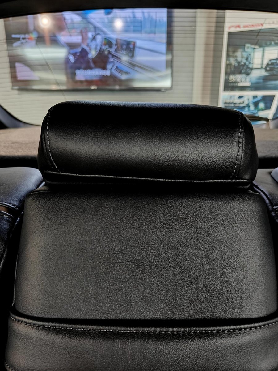 新款冠道2.0豪华版，你们有没有发现后排座椅中间那个扶手那里，真皮包得不平衡的，左高右低