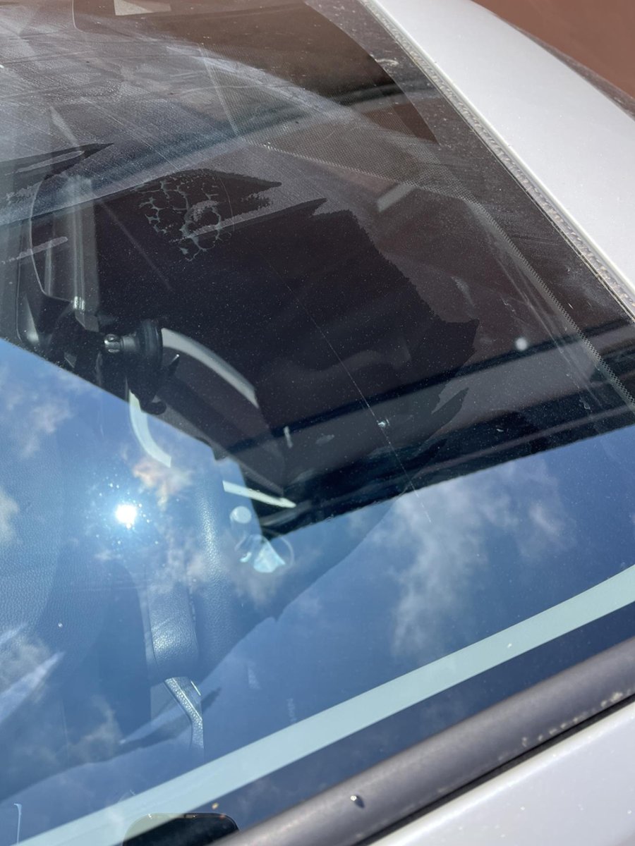 丰田卡罗拉锐放 前风挡玻璃出现划痕，还就一小道，有遇到这种情况的么，怎么修复的?