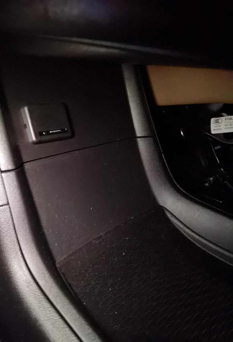 凯迪拉克XT5 xt5铂金 2022款，给行车记录仪插了sd卡，但车机还是显示“未插入sd卡”，原因是什么？ 如图所示