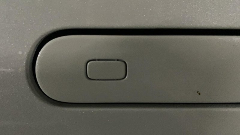 长安UNI-V 智电iDD 三个问题，第1个，车门上的小按钮可以修一下嘛看着很别扭。第1个还行，第2个很歪，第二个问题这