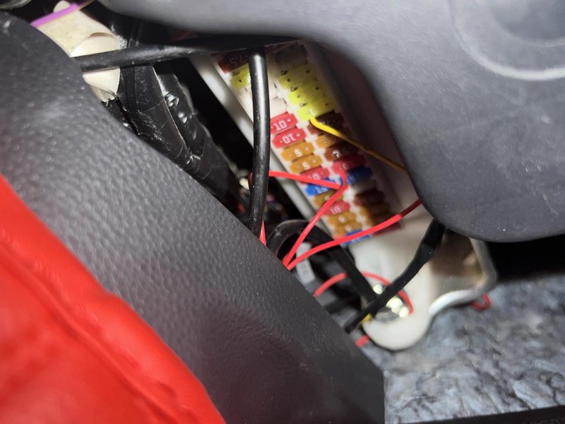 丰田雷凌 车内的保险丝盒盖不上了有没有啥影响，有没有办法能盖上它