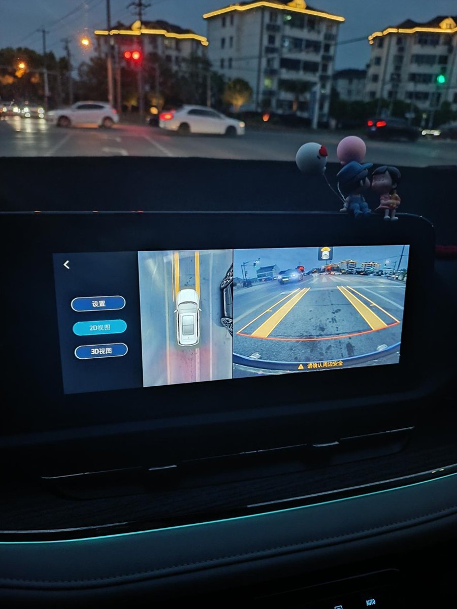 福特领睿 车子启动后除了打转向灯摄像头才会显示画面 停下来画面就没有了 但是重新按了屏幕上摄像头标志后 车子遇到停车 