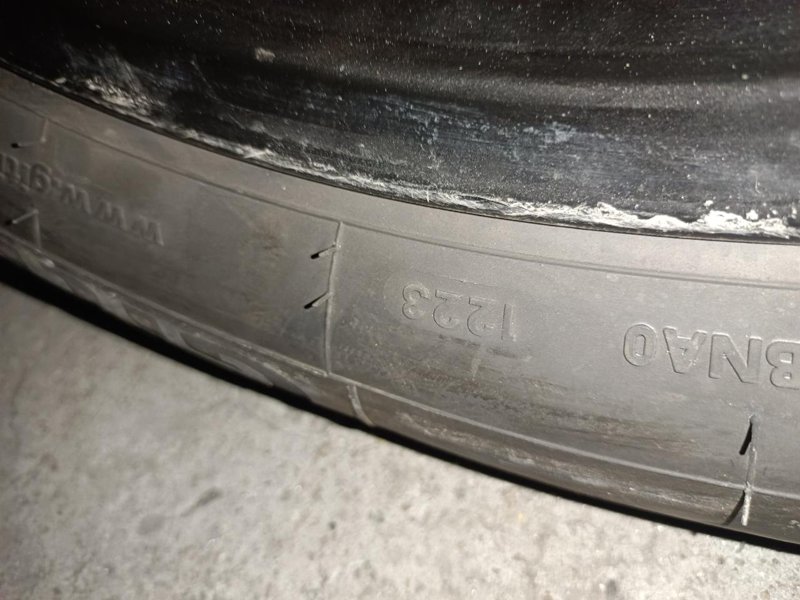 长安欧尚X7 PLUS 前几天车轮胎报废，4S店说这条胎是新的，看着外观都是旧的，还没有没更换的轮胎新，日期还是三月份