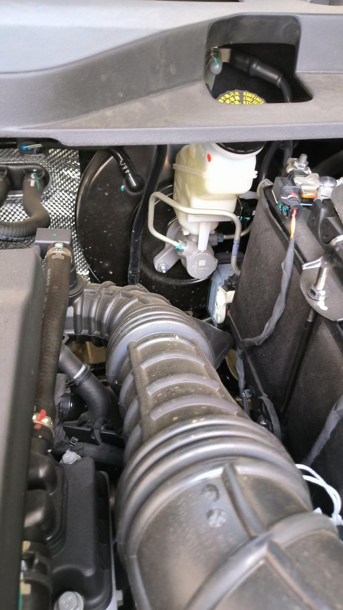 奇瑞瑞虎8 PLUS 22款瑞虎8PLUS1.6豪情加发动机舱里是没有真空助力器的吗。就是黑色的圆盘