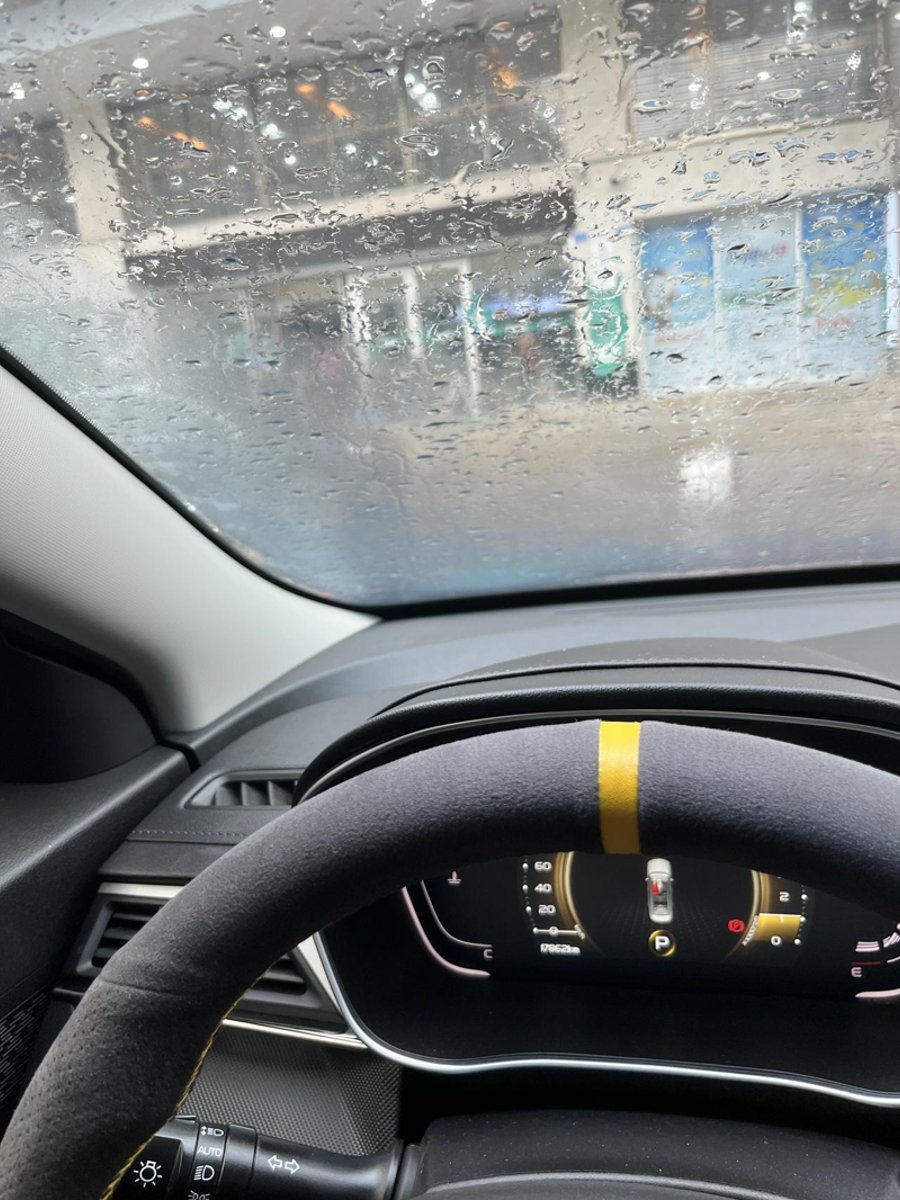 吉利缤瑞 夏雨下雨车里玻璃上有水汽是什么原因