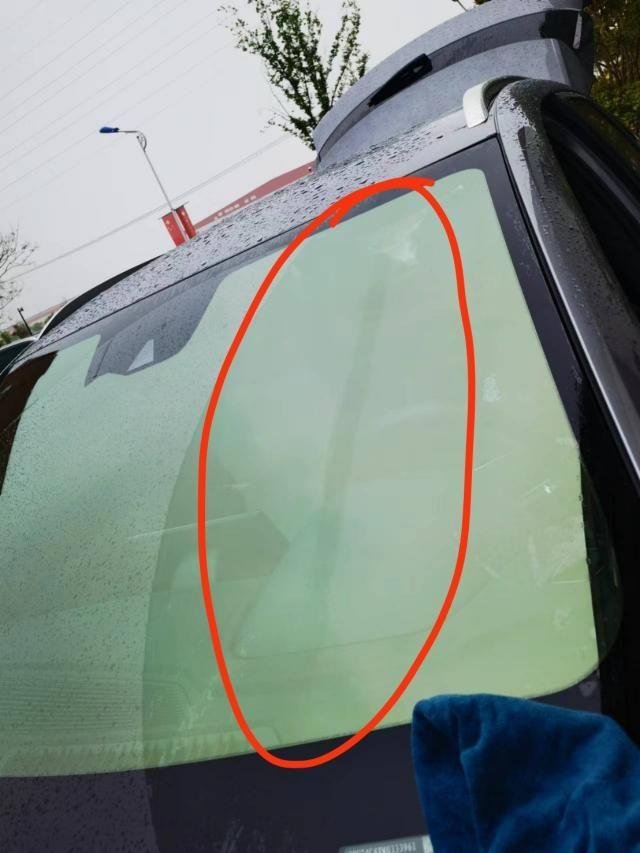 比亚迪宋PLUS DM-i 有没有遇到车窗出现一条两厘米发黄的线